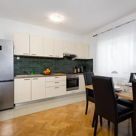 Apartament Daisy Vantacici